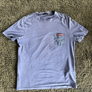 Prada T-shirt - Size L, passar M Cond 7/10  