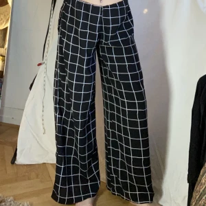 Tunna lågmidjade byxor - Tunna vida byxor med låg midja i glansig polyester.   Skicka DM vid frågor. ☆．。･