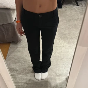 Lågmidjade kostymbyxor  - As snygga lågmidjade utsvängda kostymbyxor som sitter perfekt i rumpan och midjan!!😍😍😍sjukt svåra att hitta som den som köper har tur😍🙌🏼 Jag är 161 cm Midjemått: 37 cm Innerbenslängd: 85 cm