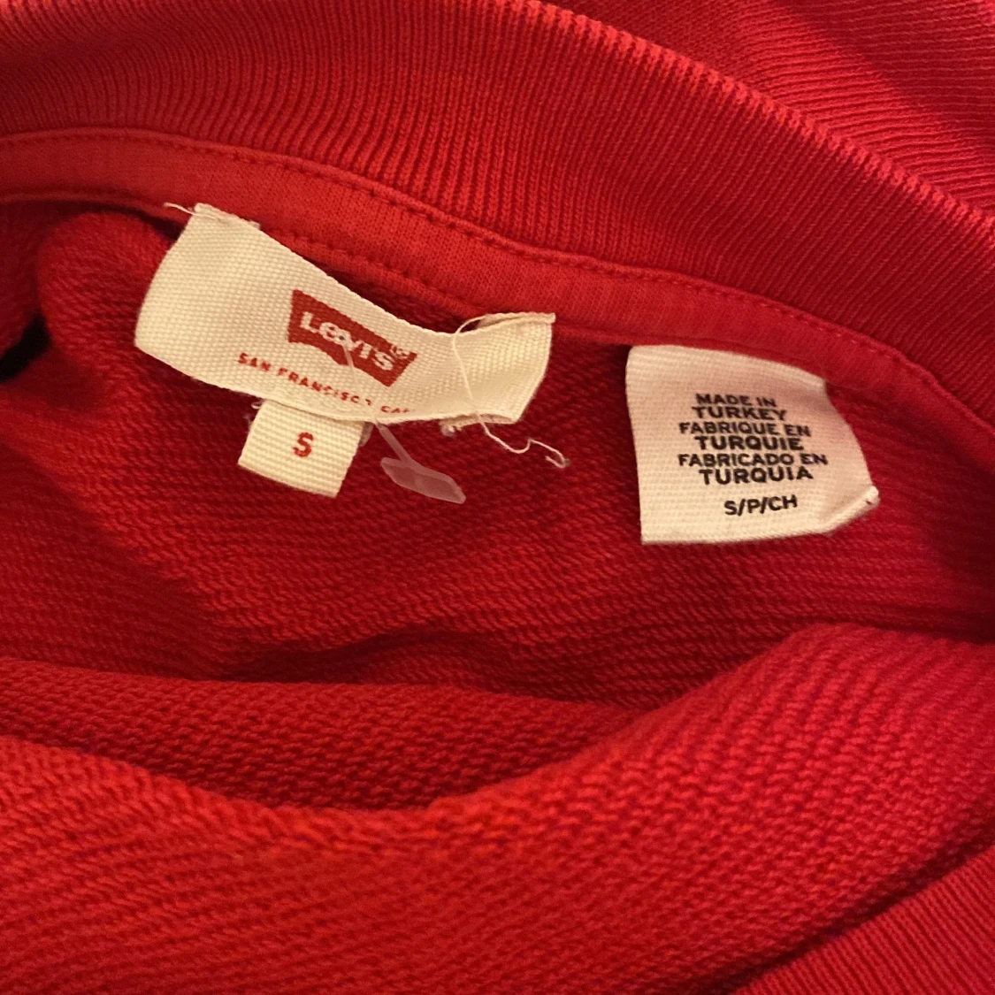 Röd levis tröja - 91