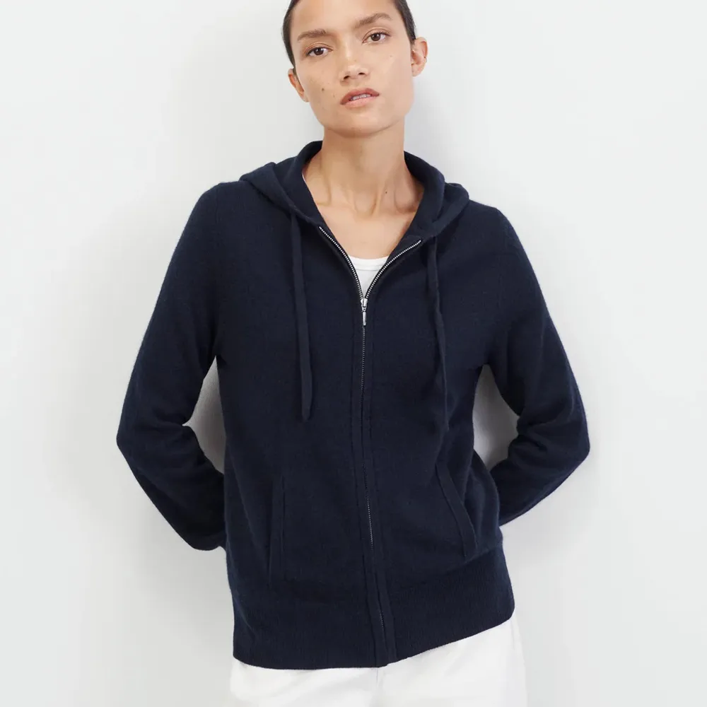 säljer denna softgoat zip hoodie i färgen marinblå i storlek S. väl använd och är lite nopprig annars bra skick. orginalpris är 2495 sek 🤍🦋. Tröjor & Koftor.