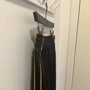 AIK byxor - Norra stå mjukisbyxor. Tyvärr förstora, oanvända. Nypris 500