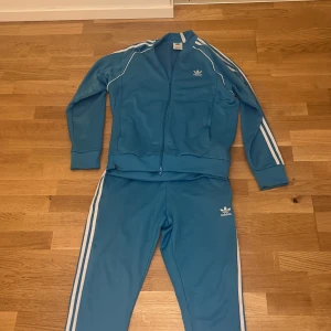Adidas dress - Använd 1 gång, dressen är mycket ljusare än vad man ser på bilden, storlek M
