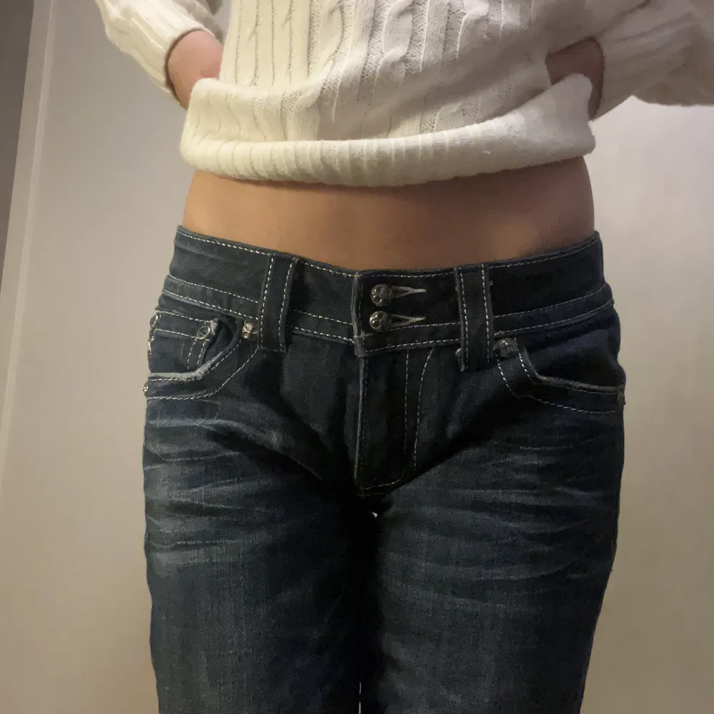Snygga miss me jeans i bra skick!💕Säljer för att dom inte passar mig. Midjemått: 40cm rakt över, innerbenslängd: 80cm. Jeans & Byxor.