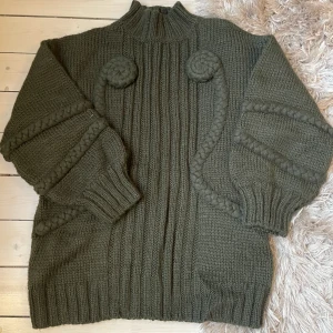Stickad tröja från Carin Wester - Mörkgrön oversize stickad skön tröja från Carin Wester. Väldigt fint skick. Köparen betalar frakt.