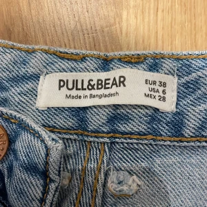 Jeans Pull&Bear storl 38 - Ljusa damjeans i normalt använt skick. Normal lös passform storlek 38 