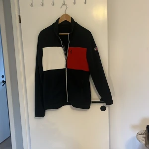 TOMMY HILFIGER CARDIGAN  - Säljer denna Tommy Hilfiger cardiganen som ja fick i present som aldrig kom t användning 