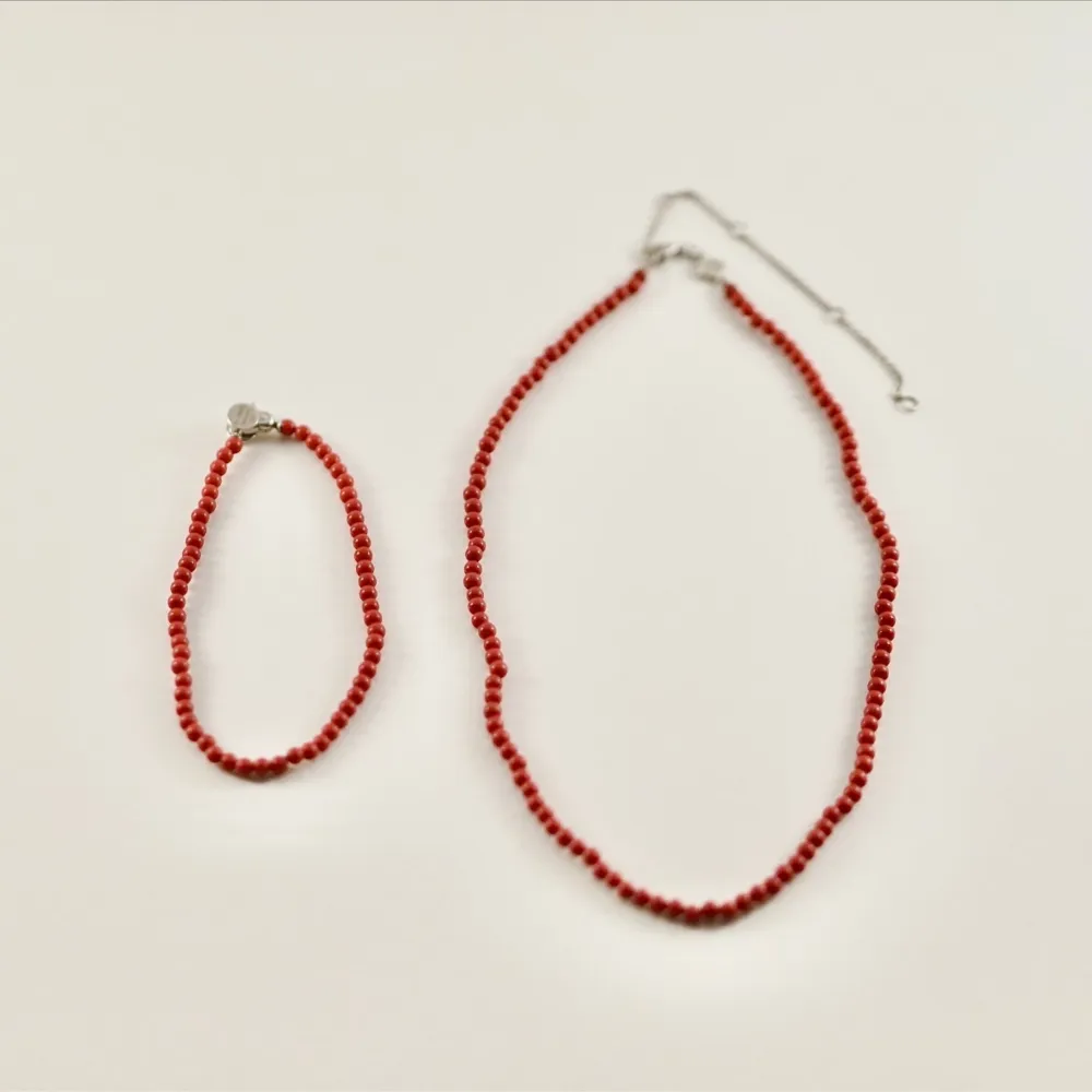 Elegant halsband (värd 900kr) och armband av sterlingsilver med röda pärlor (värd 600kr) från To Sento. Köp båda billigt i paketpris 350kr. Väldigt fina och inget att anmärka på.. Accessoarer.