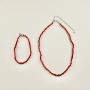 Elegant halsband (värd 900kr) och armband av sterlingsilver med röda pärlor (värd 600kr) från To Sento. Köp båda billigt i paketpris 350kr. Väldigt fina och inget att anmärka på.