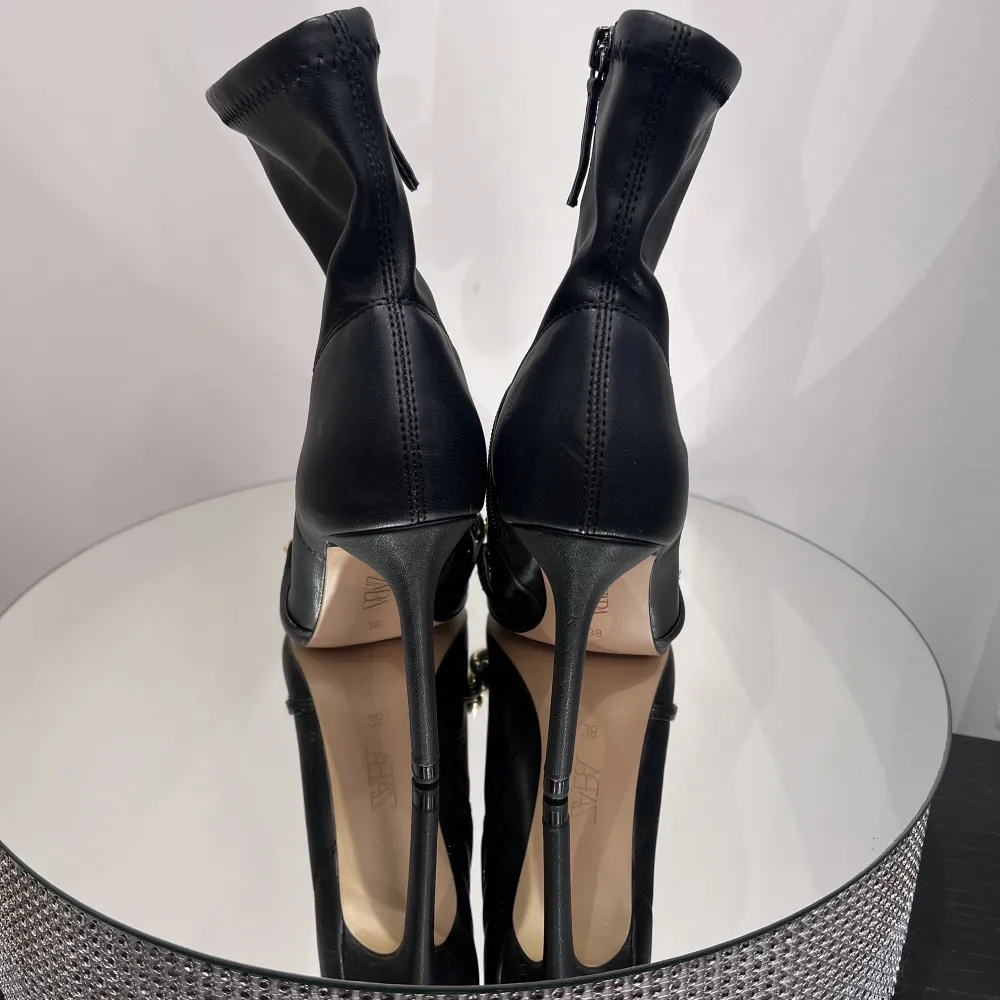 Zara Chain Trim Heeled Ankle Boots. Snygga & oanvända. Skor.
