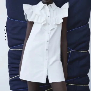 Jeans klänning - Säljer denna så fina och eftertraktade vita jeans klänning i topp skick! Den är verkligen drömmig och helt slutsåld!