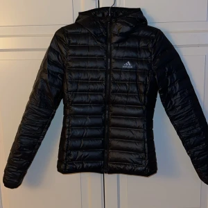 Adidas jacka - Säljer en jätte fin adidas jacka, den är figursydd och sitter jätte fint, strl xxs. Säljer då den inte kommer till användning💕 Nypris: 1399 kr, pris kan diskuteras💕
