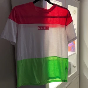 T-shirt - Färgglad t-shirt från nakd. Köparen står för frakten!🩷