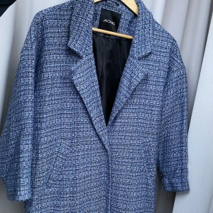 Tunnare kappa ifrån Monki - Tunnar tweed kappa ifrån Monik i bra skick! Ärmarna är trekvartslånga💙