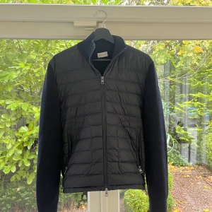Moncler Cardigan  - Jag säljer min mycket eftertraktade Moncler Cardigan i storlek M och färgen Navy. Skicket är 9/10 då den är väldigt försiktigt använd. Skriv gärna om du har fler frågor!