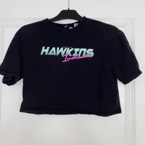 Devided t-shirt - Korttröja från hm med stranger things detalj på