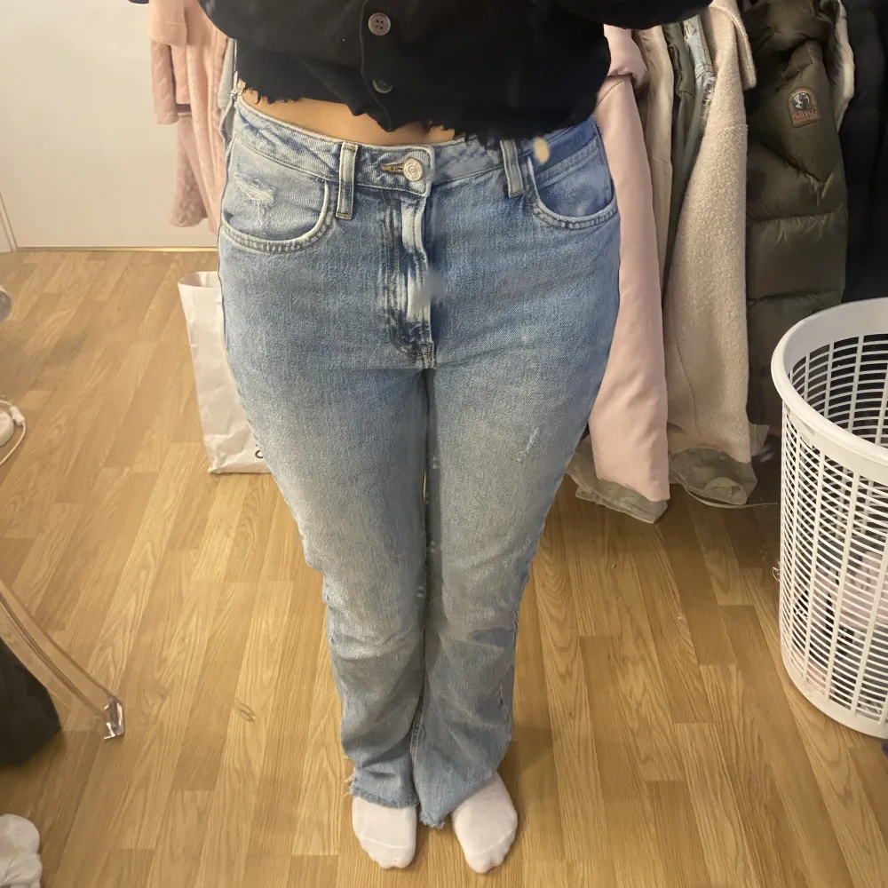 Zara jeans highwaist / midwaist storlek 36 ☺️ . Jeans & Byxor.