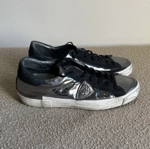 Philippe model skor - Ett par sjukt snygga skor nu till hösten som aldrig är använda. Vid ytterligare frågor är det bara att skriva✍️ 