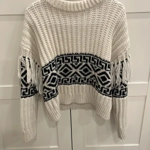 stickad tröja - tjockstickad och härlig tröja med fransar vid armarna! Passar perfekt nu till vintern, hör av er för fler bilder💕