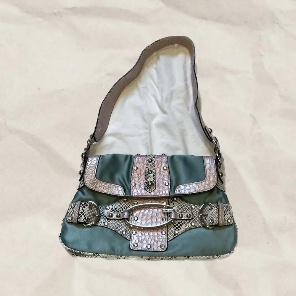 Brand: Guess Size: (W) 26cm × (H) 18cm × (D) 7cm   Material: Linen and snake like Leather.    This vintage 2000s turquoise Guess bag is made out of faux leather and linen. . Väskor.