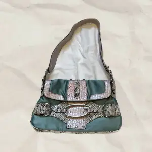 Brand: Guess Size: (W) 26cm × (H) 18cm × (D) 7cm   Material: Linen and snake like Leather.    This vintage 2000s turquoise Guess bag is made out of faux leather and linen. 