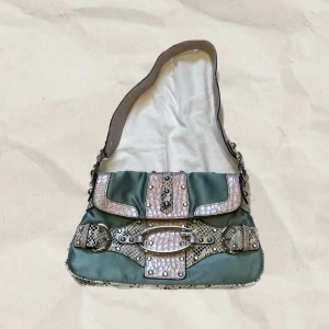 Pink Guess bag - Brand: Guess Size: (W) 26cm × (H) 18cm × (D) 7cm   Material: Linen and snake like Leather.    This vintage 2000s turquoise Guess bag is made out of faux leather and linen. 