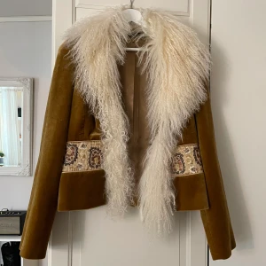 Jacka  - Världens coolaste jacka i mocka, fina broderier på sidorna och en pälskrage. Perfekt som jacka till våren eller som en tjocktröja nu. Stl 14 men passar S. Märket är Karen Millen. Bra skick!🐙🩷🐙🩷