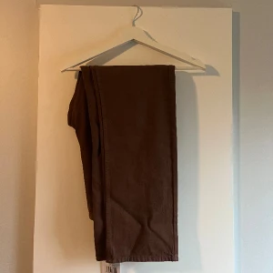 Bruna Relaxed Jeans - Det är helt oanvända Bersha Relaxed  Jeans i storlek 40. Skitsnygga jeans som tyvärr var för små för stora för min kille😚Nypris typ ca 500 spänn.