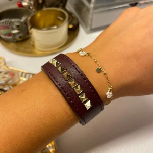 Nit armband Eblad - Guldig och vinröd/lila nit armband från Edbald! Går inte att köpa längre. Säljer för jag använder silver smycken😚Kolla mina andra inlägg med Edbald smycken!💞