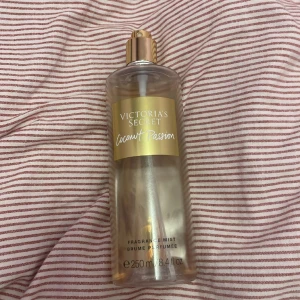 Parfym - Köptes från Victoria secret men används inte längre. Korken saknas men den går fortfarande att använda utan problem, där av priset❣️