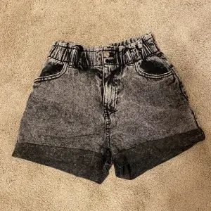 Säljer shorts från HM! Storlek 146, pris 50kr! Hör av dig om du har någon fråga eller vill ha fler bilder! 💞