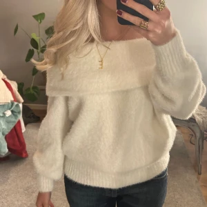 Stickad tröja  - Off shoulder stickad tröja. 