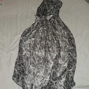 Klänning med luva - Tunn sommarklänning med luva