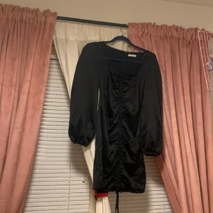 Nyårsklänning  - Svart klänning köpt för cirka 450kr från Nelly. Använt 2-3 gångenr så i nyskick 