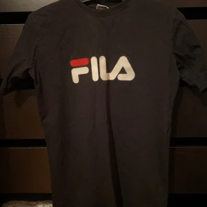 Fila T-shirt - Använd 6 gånger tvättad 5 gånger  170-176 cm  Skriv gärna om ni har någon fråga!! 