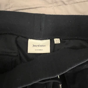 Juicy Couture byxor - Juicy Couture byxor i bra skick, köpta på kidsbrandstore i storlek 14/15 vilket motsvarar ungefär Xs.🩷 Mörkblå!💙