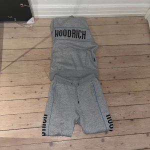 Hoodrich Tracksuit - Säljer min hoodrich tracksuit då jag inte använder den. Utmärkt skick. Köptes för ungefär 1500