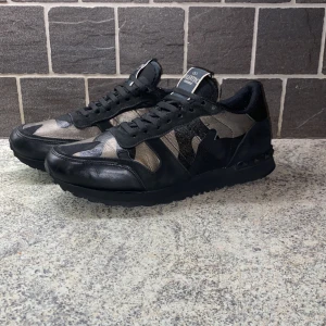 Valentina rockrunner - Sjukt feta valentino rockrunner skor i 9/10 skick, finns inga defekter förutom lite smuts, skriv vid intresse. BYTEN är väldigt intressant.