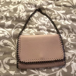 Rosa väska - Säljer nu min fina rosa kedja väska🌸Använder några gånger! Jätte söt och fin! Säljer för 100kr