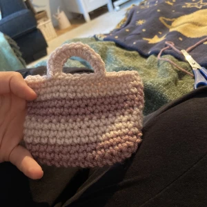 Små väskor  - Funkar till presenter eller liknande , gjorda av mig. Säljer för 20kr/st eller 6 för 100kr