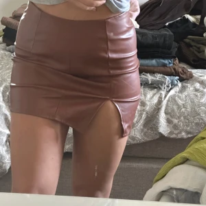 Skinn kjol med slits - Skinn skjul med sluts aldrig använd bara testad