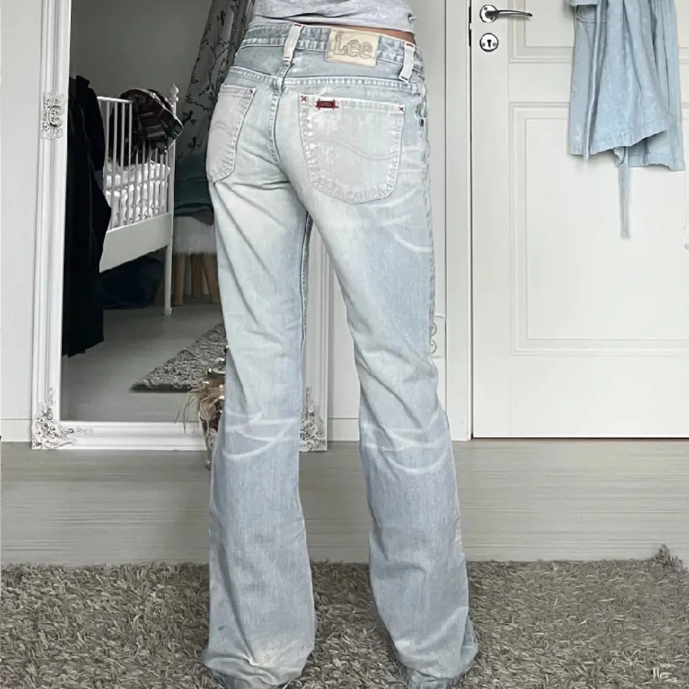 Lågmidjade jeans från Lee. Midjemått: 37 cm rakt över och innerbenslängd: 81 cm. Jeans & Byxor.