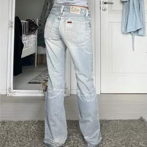 Lågmidjade jeans från Lee. Midjemått: 37 cm rakt över och innerbenslängd: 81 cm