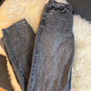 Ljusgråa jeans - Ljusgråa jeans från Gina i fint skick. Säljer då de inte kommer till användning💘
