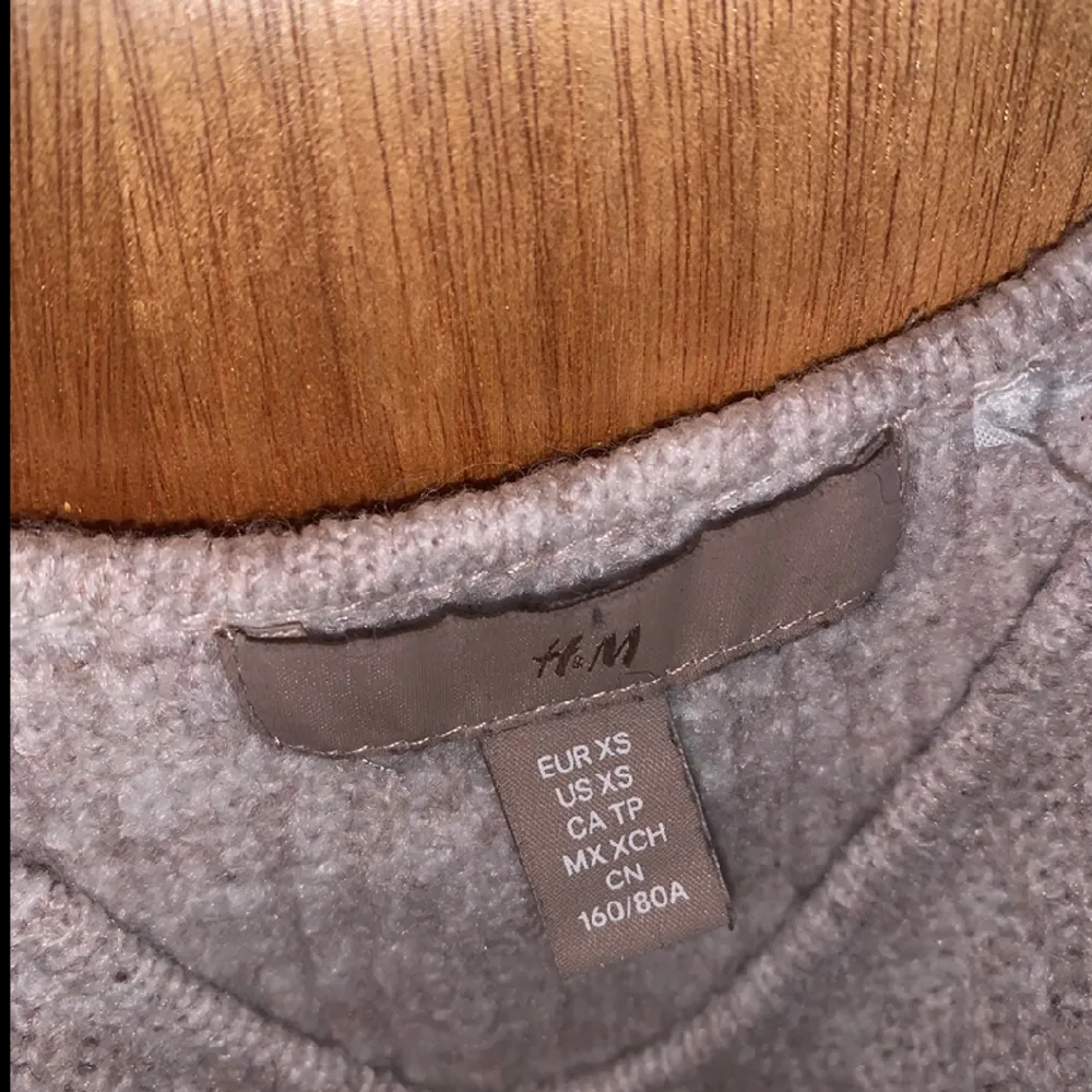 Mysigt, varmt och fluffigt linne från H&M. Passar bra på vintern om man lätt fryser och är snyggt till det mesta👍🏼❤️storlek XS men sitter passar alla storlekar då den är väldigt töjbar❤️. Toppar.
