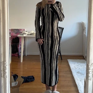 NA-KD stickad klänning  - Säljer denna fina klänningen från NA-KD. Helt ny!! Nypris 999 