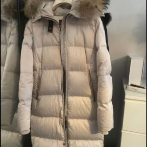 Parajumper vinterjacka  - Vit beige Parajumper i storlek XS. Den är i jätte fint skick samt att den är använd varsamt.  Köpt på Länna Sports. Har tyvärr inget kvitto kvar men det finns en QR kod inne i jackan.   Priset kan diskuteras vid snabb affär!