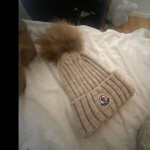 Moncler mössa  - Säljer den pågrund utav att jag inte passar i den annars super fin 