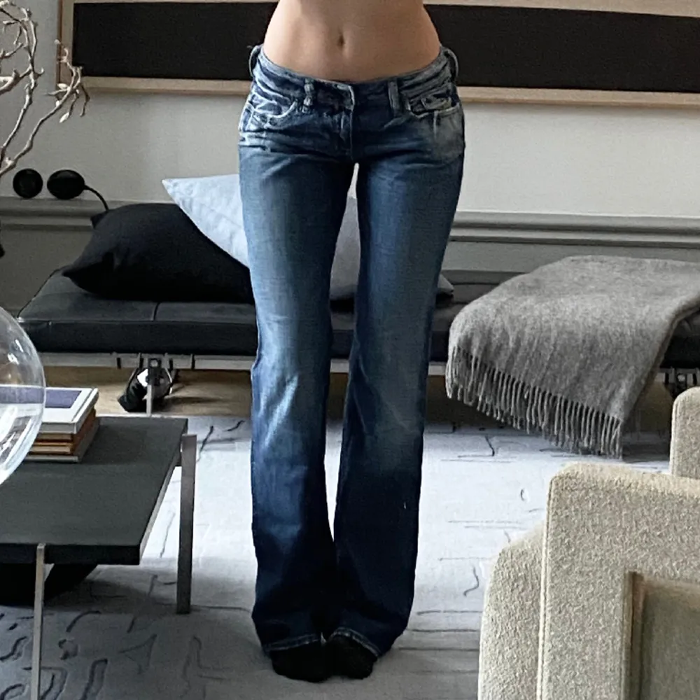 Jättefina jeans från diesel. Midjemåttet är 76 cm och Innerbenslängden är 82 cm.💕. Jeans & Byxor.