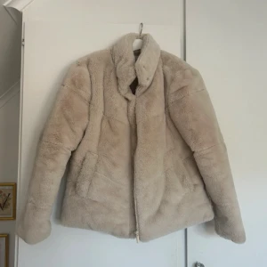 Jacka  - Jätte fin fluffig jacka, perfekt till vintern! Jätte bra skick 